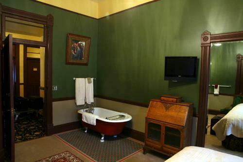 Martin & Mason Hotel