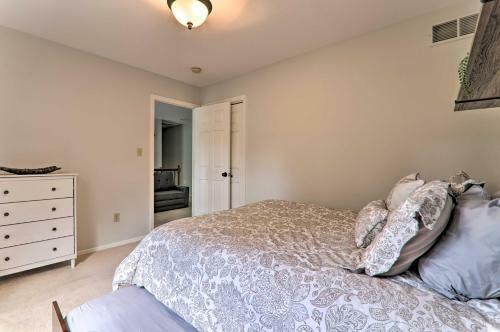 East Stroudsburg Hideaway With Community Pool Access