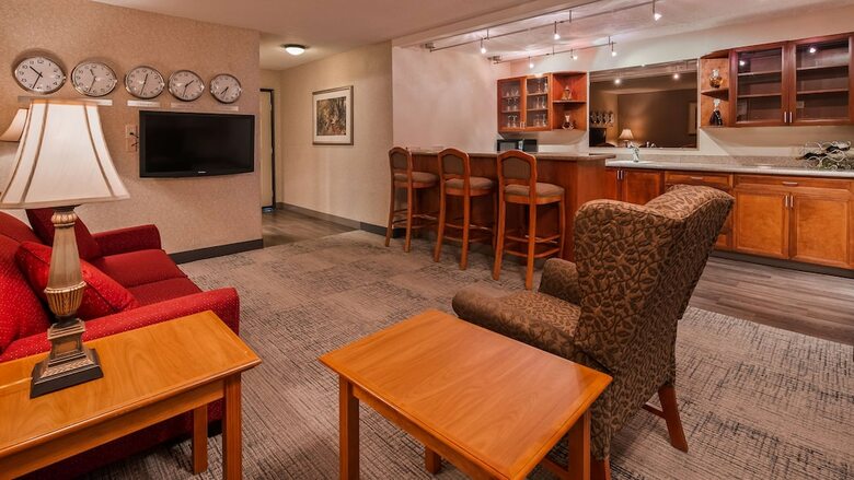 Best Western Plus Rivershore Hotel