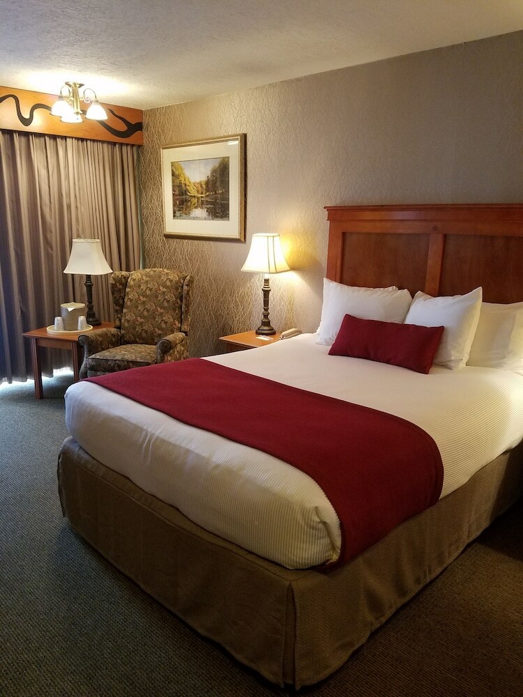 Best Western Plus Rivershore Hotel