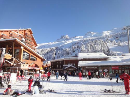 Simplistic Apartment In M�ribel With Mountain Views