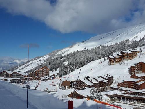 Simplistic Apartment In M�ribel With Mountain Views
