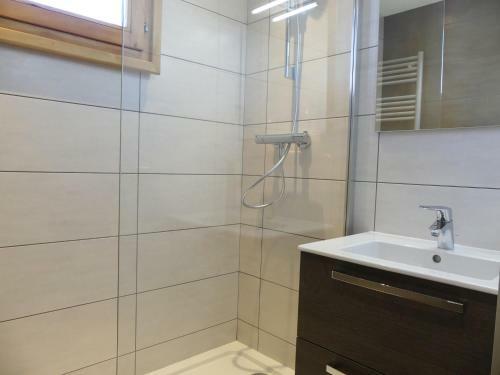 Simplistic Apartment In M�ribel With Mountain Views