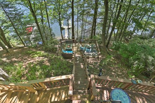 Lakefront Home With Game Room, Decks, Dock And Kayaks!