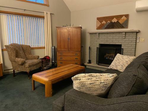 Lake Ariel Family Chalet