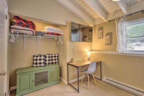Pocono Mountains Lakeside Lodge With Sauna!