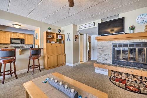 Apartamento Poconos Condo With Pool - On Big Boulder Lake!
