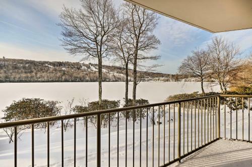 Apartamento Poconos Condo With Pool - On Big Boulder Lake!