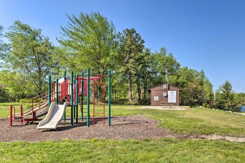Emerald Lakes Getaway With Community Amenities!