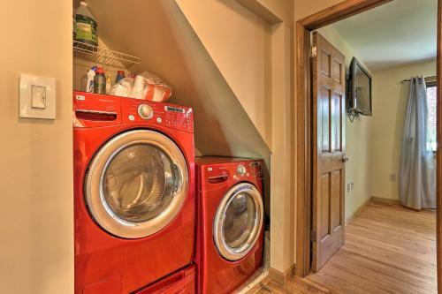 Emerald Lakes Getaway With Community Amenities!