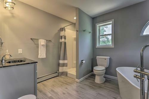 Long Pond Home With Hot Tub, Game Room, Fire Pit!