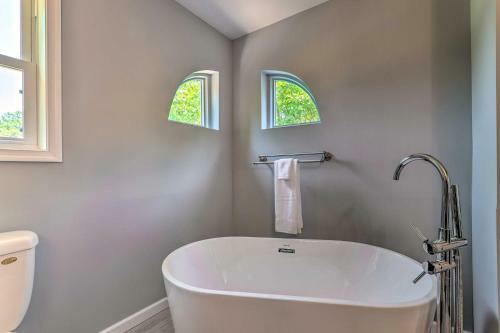 Long Pond Home With Hot Tub, Game Room, Fire Pit!