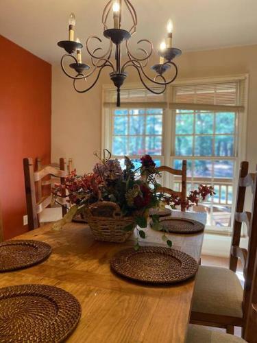 New Contemporary Chalet 5 Bed/3 Bath In Split Rock