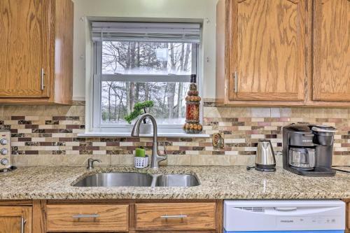 Lakefront Poconos Retreat With Dock And Gas Grill