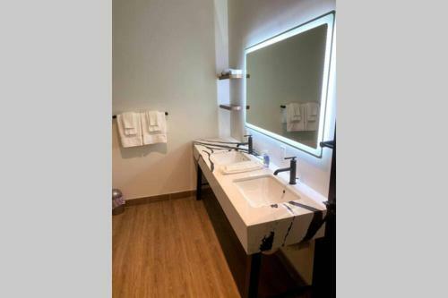 3e-*new* Apartment -5 Min From Downtown, Sleeps 4
