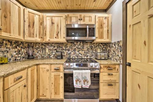 Rustic Tannersville Townhome Ski-in, Ski-out