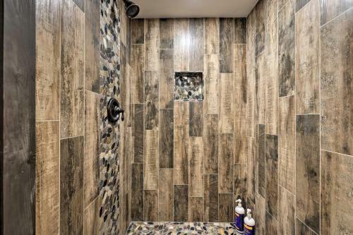 Rustic Tannersville Townhome Ski-in, Ski-out