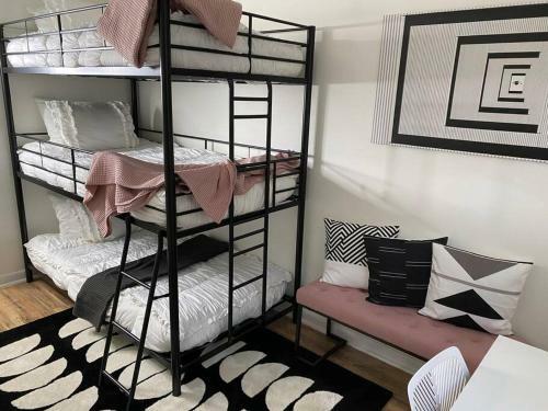 Sleek 2 Bedroom Unit With Parking Plus Car Rental!