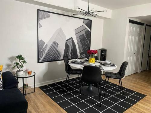 Sleek 2 Bedroom Unit With Parking Plus Car Rental!