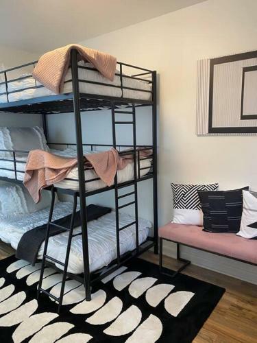 Sleek 2 Bedroom Unit With Parking Plus Car Rental!