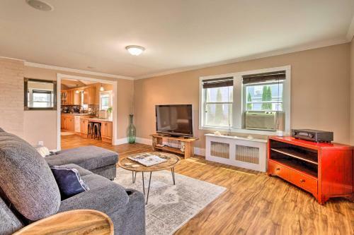 Coastal Abode With Beach Views, Walk To Beach And Bars!