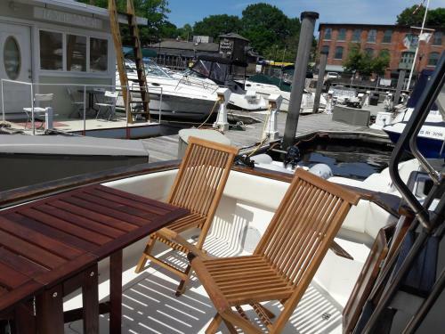 Gladys - Waterfront Bayliner 32