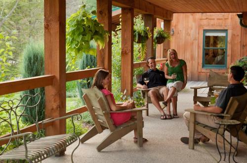 Posada Inn & Spa At Cedar Falls