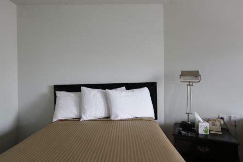 Plaza Motel