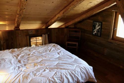 Charming Vintage Cottages With Balcony And Sauna