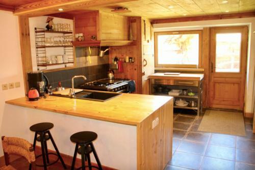 Charming Vintage Cottages With Balcony And Sauna