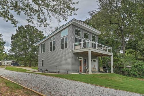 Waterfront Greenwood Getaway With Deck And Grill!