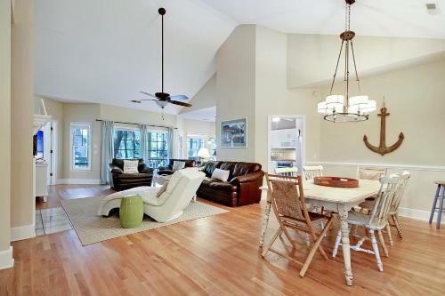 2715 Old Forest