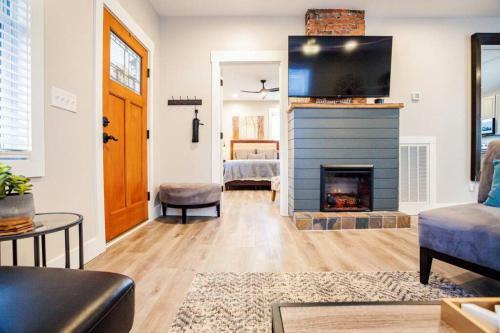 3 Minutes To Downtown! 2bd/2ba + Pet Friendly!