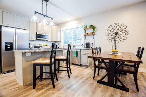 3 Minutes To Downtown! 2bd/2ba + Pet Friendly!