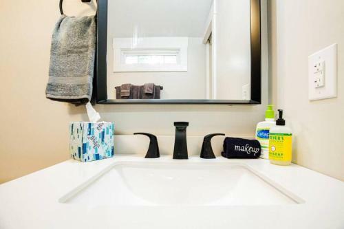 3 Minutes To Downtown! 2bd/2ba + Pet Friendly!