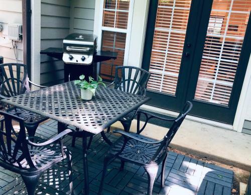 Walk To Main St & Falls Park, 2 Bedroom Upscale Townhouse