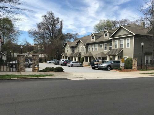 Walk To Main St & Falls Park, 2 Bedroom Upscale Townhouse