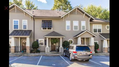 Walk To Main St & Falls Park, 2 Bedroom Upscale Townhouse
