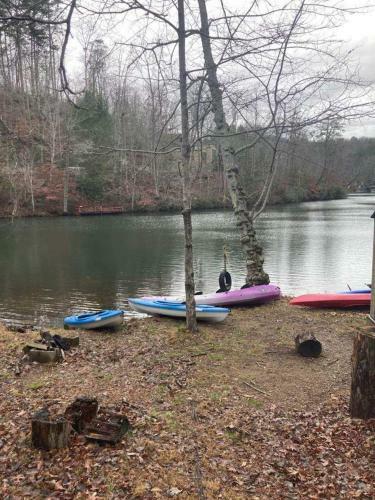 Lakeshore Cottage On Lake Lanier