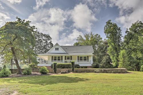 Family Home With Fire Pit, 2 Mi To Lake Access