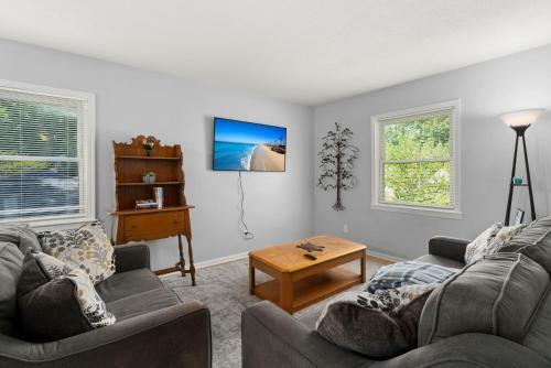 Pet-friendly, Fully Fenced Backyard, 20-min To Chs