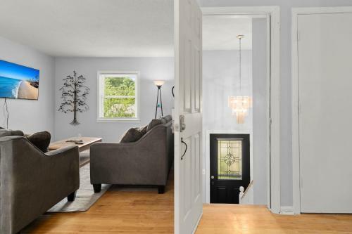 Pet-friendly, Fully Fenced Backyard, 20-min To Chs