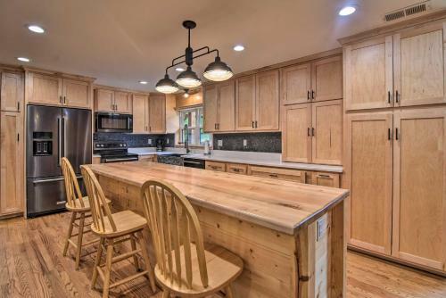 Rustic Sunset Escape On 67 Acres With Outdoor Kitchen