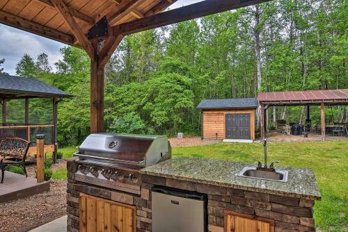 Rustic Sunset Escape On 67 Acres With Outdoor Kitchen