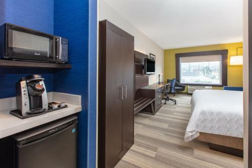 Holiday Inn Express Hotel & Suites Seaside Convention Center