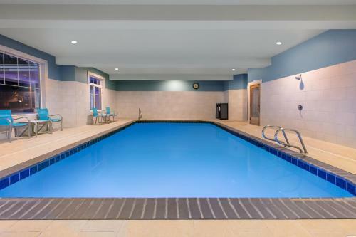 Holiday Inn Express Hotel & Suites Seaside Convention Center