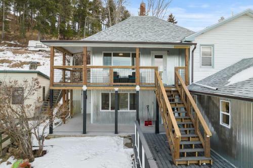 Esthers Main House In Lead With Deck And Views!