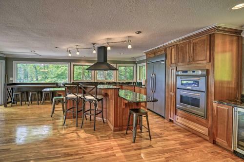 Inviting Family Abode With Dock On Norris Lake!
