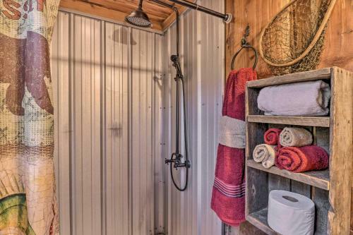 Apartamento Hand-crafted Creekside Treehouse With Grill