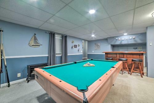 Pristine Lake Barkley Escape With Deck, Porch And Bar!
